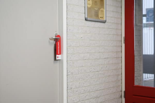 Deurhanger ontruimd BHV aan deurklink schuin